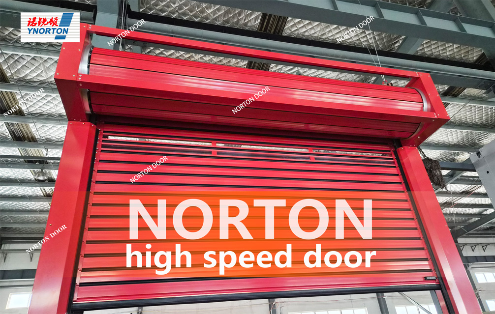 Šiame sandėlyje efektyvumui pagerinti naudojamos greitaeigės durys.