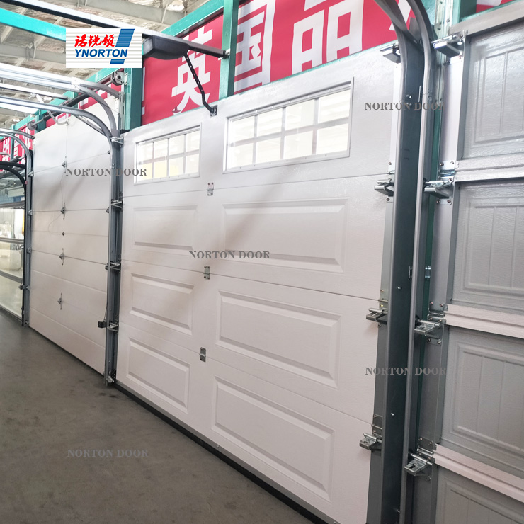 Penki pagrindiniai įprastinės garažo durų priežiūros punktai: šie gudrybės padeda pailginti jų tarnavimo laiką